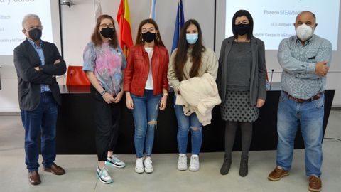 Las tres alumnas del IES A Xunqueira II, de Pontevedra, en la Facultade de Ciencias da Educacin e do Deporte, donde defendieron su proyecto Stembach