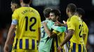 Lucas Ahijado y Aar�n Escandell se abrazan entre los jugadores del Real Oviedo