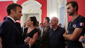 Macron charla con Henri, al que han bautizado como el hroe de la mochila porintentar detener al autor del apualamiento en Annecy.