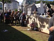 Familiares poniendo flores hoy ante el monumento f�nebre 