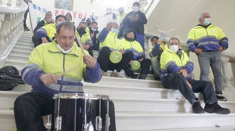 Los trabajadores de Jardines llevaron este martes de nuevo al Concello su sonora protesta, haciendo sonar tambores y bocinas.