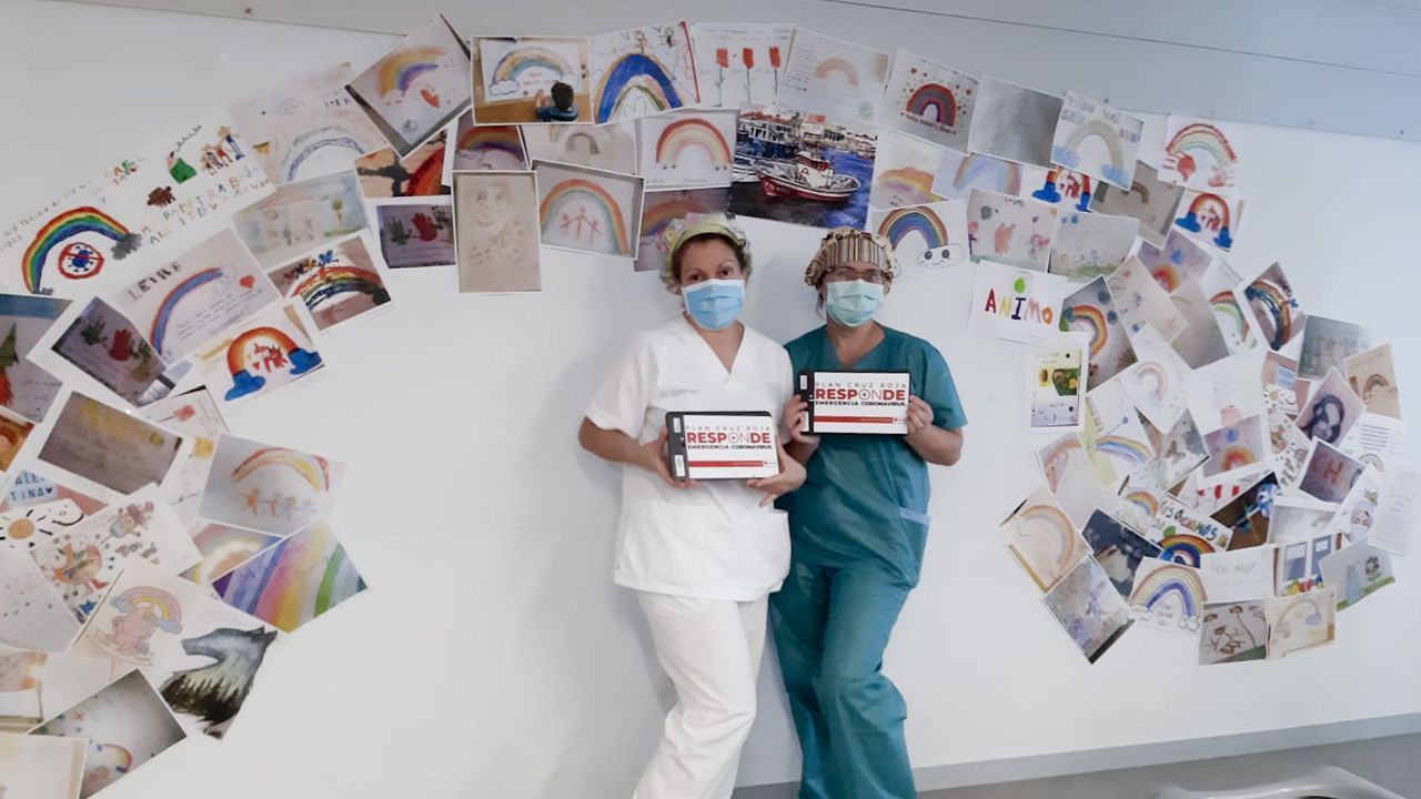 Sanitarias del HULA muestran una de las donaciones de Cruz Roja