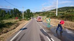 Los GES trabajan en la limpieza de la calzada