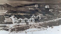 Foto de la antigua conservera de Damin Lpez, frente a la playa de A Rapadoira, en Foz