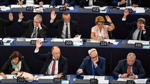 Los eurodiputados durante una votación en el Parlamento