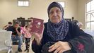 Julia Sayans, una de las primeras españolas en cruzar el paso de Rafah, enseña su pasaporte