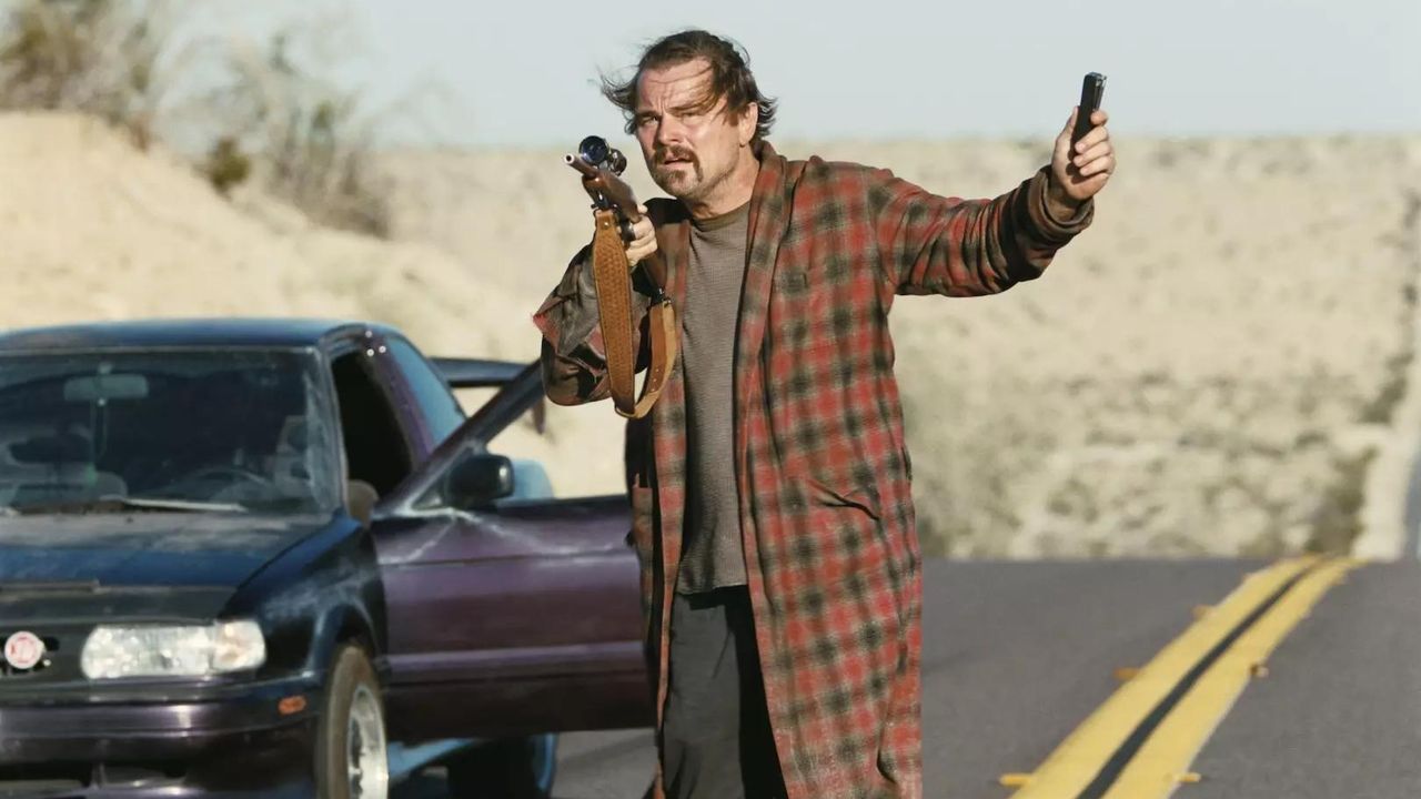 Leonardo DiCaprio, en un fotograma de «Una batalla tras otra», dirigida por Paul Thomas Anderson