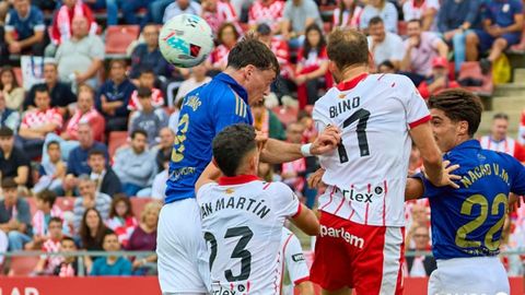 Vi�as y Blind disputan un bal�n durante el Girona-Oviedo