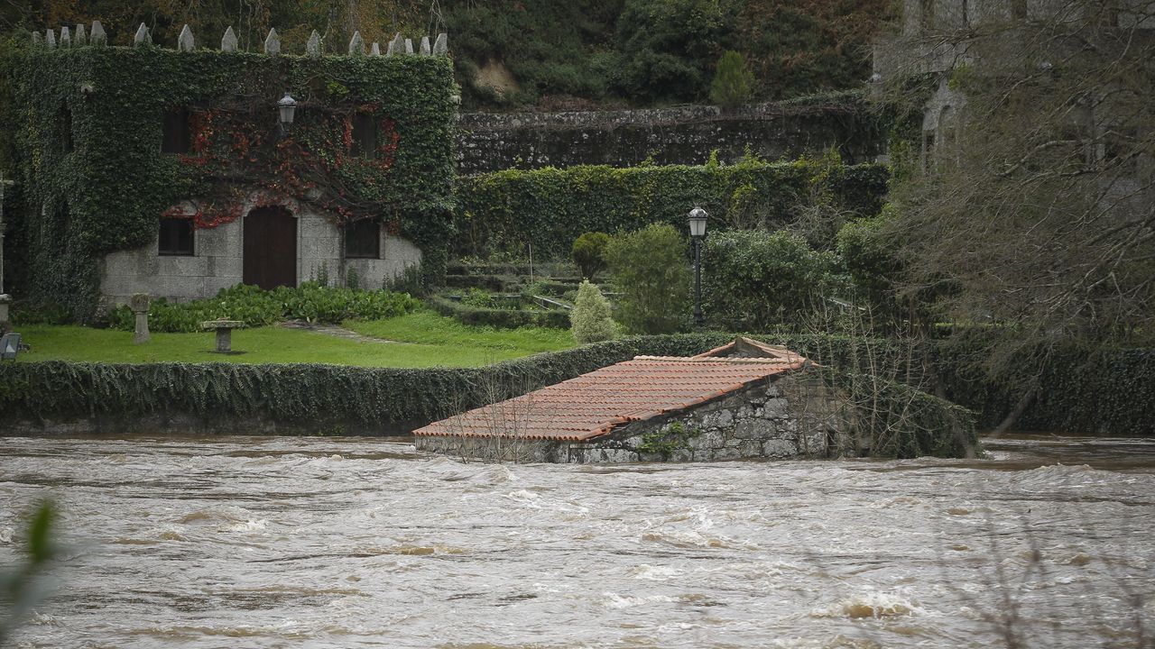 Crecida del ro Tambre a su paso por Ponte Maceira en Negreira. 