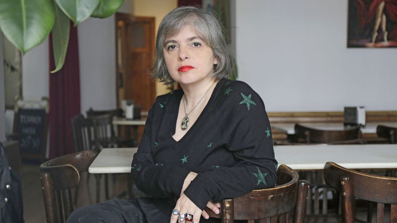 La escritora Mariana Enríquez, este lunes en A Coruña, antes de su presentación en la librería Moito Conto. 