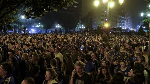 Cientos de aficionados celebran el ascenso del Real Oviedo en la plaza Amrica