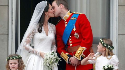 Catalina y Guillermo se besan despus de su boda en abril del 2011