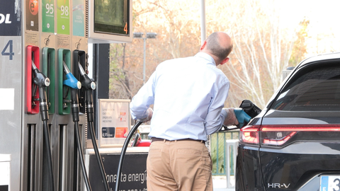 Hombre repostando combustible.