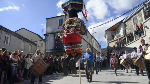 Desfile de fulins y carrozas en Vilario de Conso