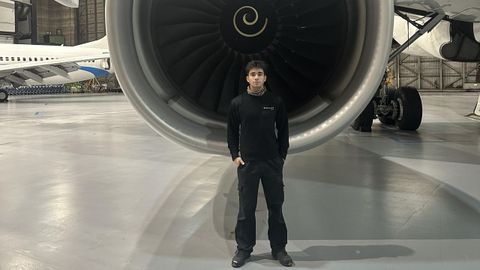 Carlos Garca posa ante un Airbus A330 en el hangar de Gestair dentro del aeropuerto Adolfo Surez.