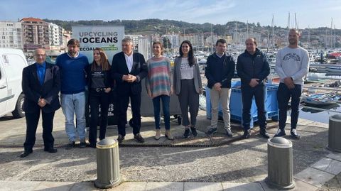 Asistentes a la presentacin del proyecto Upcycling the Oceans, en el puerto de Sanxenxo