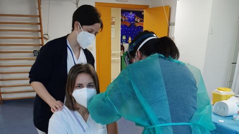 Una trabajadora de la residencia de Ribeira recibe la vacuna