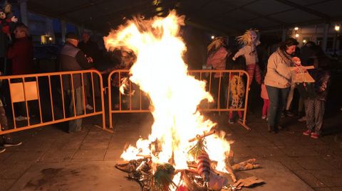 O lume consumiu os bonecos elaborados o mrcores polos nenos na biblioteca pblica de Escairn