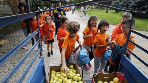La organizacin tena manzanas en el Parque dos Condes para que los escolares repusiesen fuerzas