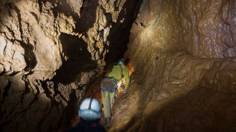 Na galera principal da gruta abundan os pasos estreitos, as subidas e as baixadas