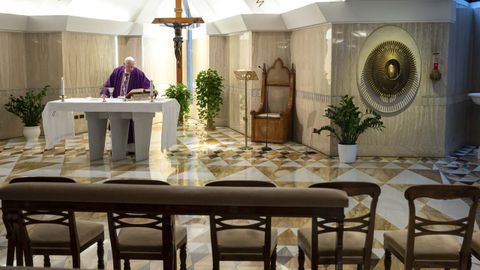 El papa Francisco, celebra la misa diaria solo, en la capilla e Santa Marta del Vaticano