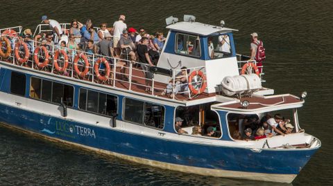 Un barco de la Diputacin, esta semana lleno de turistas en las cercanas del puente de A Abeleda