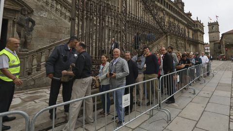 Varias personas forman largas colas esperando frente a la Catedral