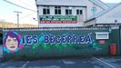 Pancarta colocada permanentemente en el instituto de Becerre como protesta a los recortes en educacin