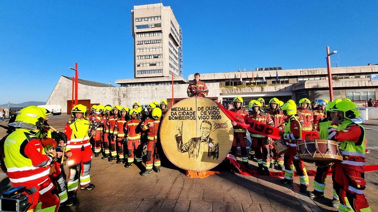 La falta de bomberos en Vigo obliga a hacer un plan de crisis para salvar el verano