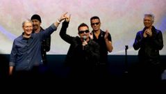 U2 con Tim Cook durante la presentacin del disco