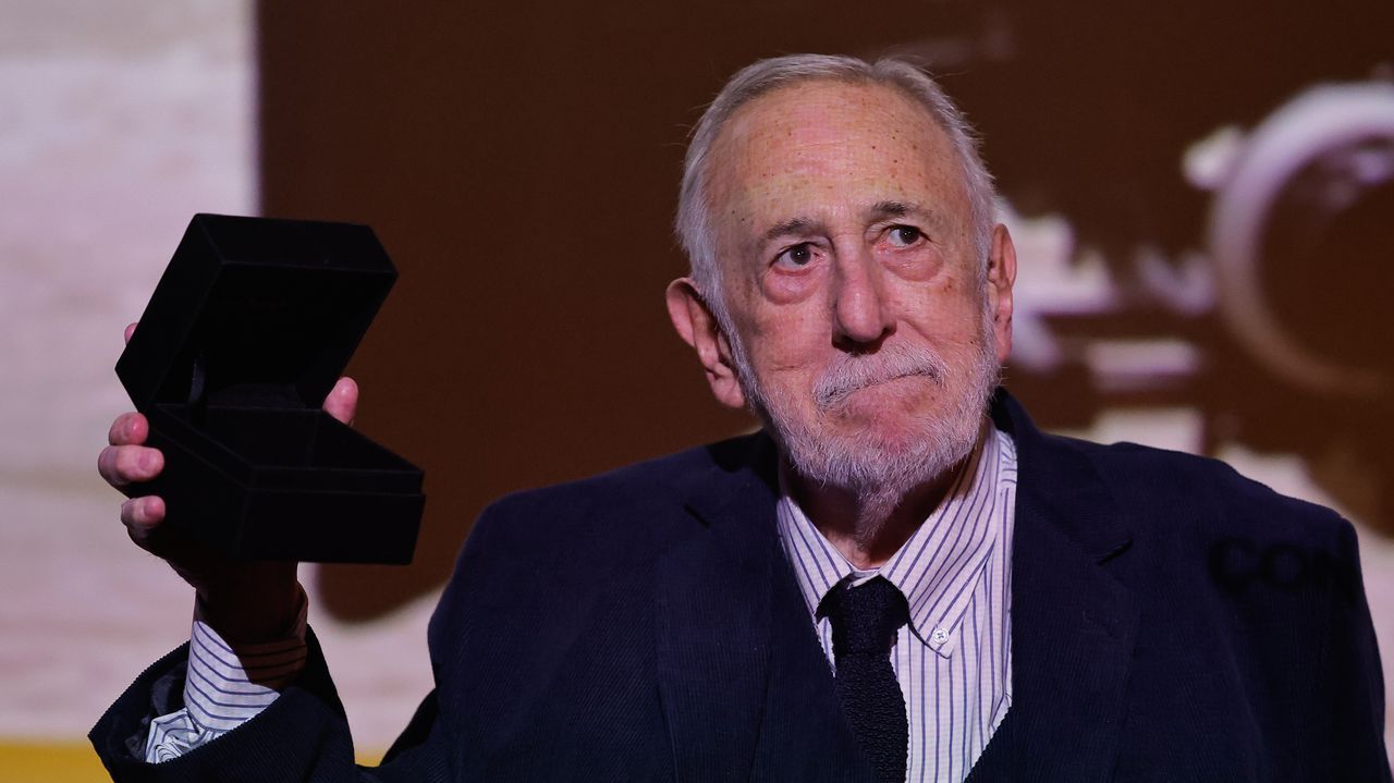 Adolfo Aristarain, retratado cuando el pasado 12 de septiembre del 2024 recogi� la medalla de oro de la Academia del Cine espa�ol en una ceremonia celebrada en el Museo de Arte Latinoamericano en Buenos Aires.