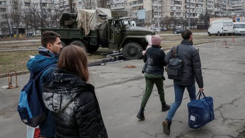 Miles de personas siguen queriendo abandonar Kiev tras el ataque ruso