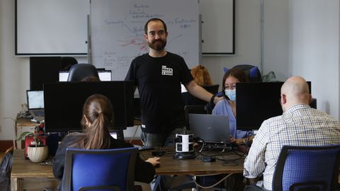 Pablo Rodríguez junto a parte del equipo de Hack a Boss en sus instalaciones de A Coruña
