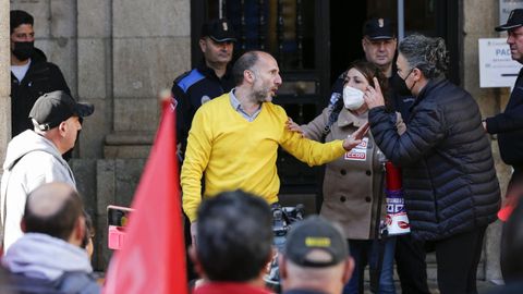El alcalde de Ourense, Gonzalo Pérez Jácome, empujó a una sindicalista que protestaba en la huelga del bus urbano
