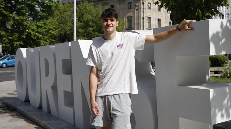 Isaac Vázquez, jugador ourensano del Básquet Girona: «Antes que jugador soy aficionado del COB desde que era pequeño»
