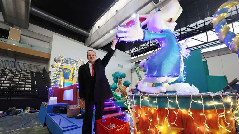 Los Reyes Magos ponen a punto sus carrozas en Vigo