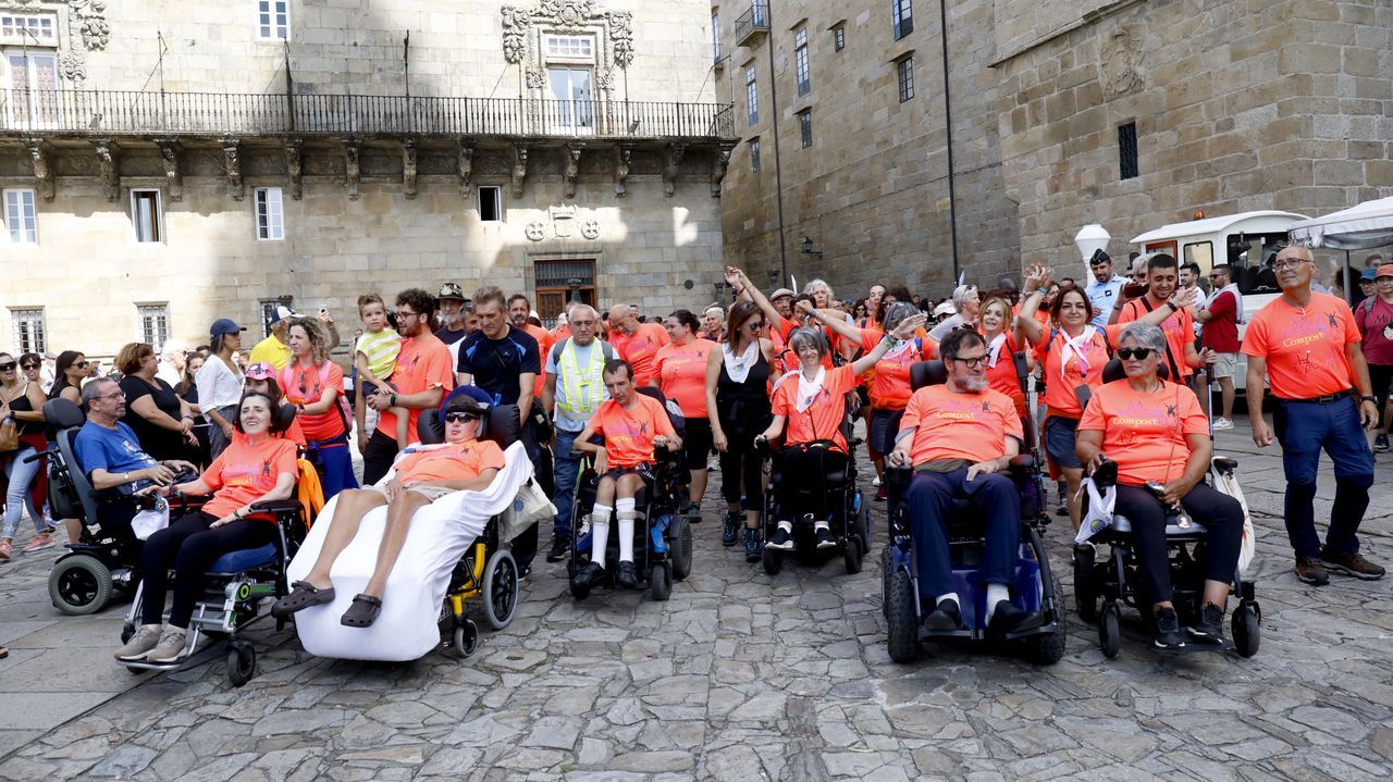 Llegada de seis afectados de ELA a la plaza del Obradoiro.Torres recorre todos los años alguna ruta jacobea larga y tramos de otros caminos