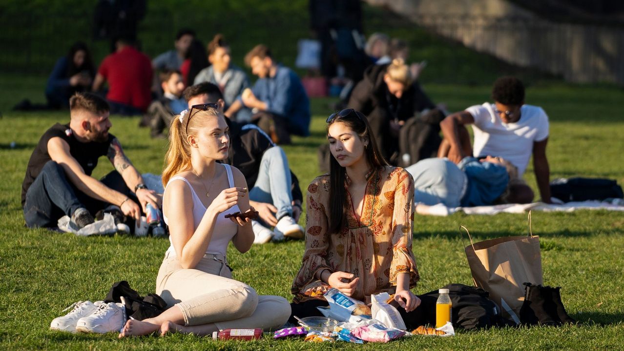 Alimentando el pulmn verde de A Illa.Los ingleses aprovecharon al mximo las altas temperaturas en los parques e incluso tomando el sol en las playas