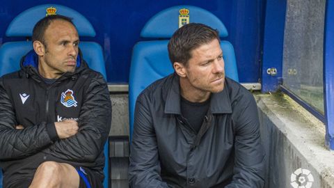 Xabi Alonso, en el banquillo visitante del Carlos Tartiere