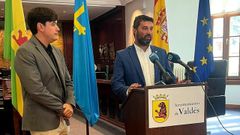 El consejero Borja Sánchez junto al alcalde de Valdés, Óscar Pérez