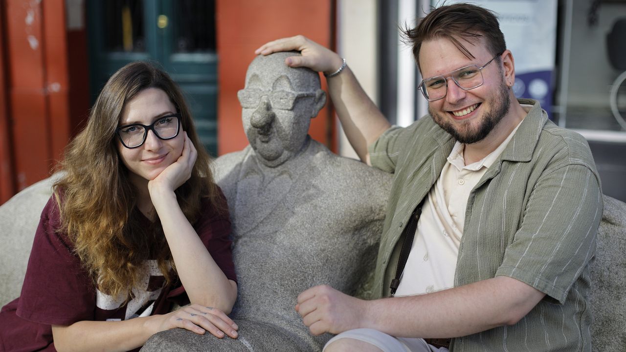 La pareja posa en la plaza del Humor junto a la estatua de �lvaro Cunqueiro