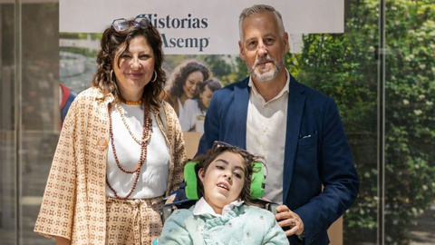 Pablo Quir�s y su mujer Marta, con su hija Luc�a