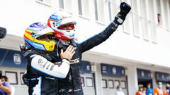 Fernando Alonso celebra la victoria de Esteban Ocon en el Gran Premio de Hungra