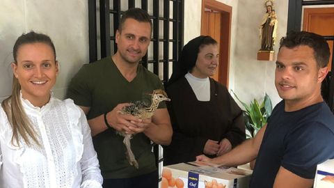 Varios miembros de la Sociedad Collotense de Festejos entregan su oferta a las monjas clarisas