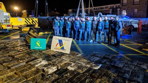 Integrantes del ECO Galicia que lideraron la investigacin que implic la localizacin y el decomiso del primer narcosubmarino de Europa. En la foto, en el puerto de Aldn, posando junto al artefacto la madrugada que se reflot.
