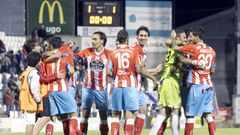 Los jugadores del Lugo, antes de la tanda de penaltis contra el Mirandés en la temporada 2013-14.