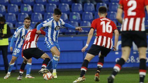 Víctor García trata de avanzar ante la defensa del Bilbao Athletic