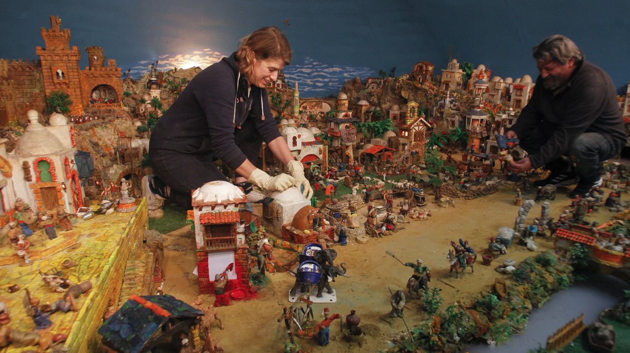 Exposición de la camelia en el pazo de Goians.Ana Martín, trabajando en los últimos retoques del belén junto a Lorenzo Renduelles