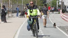 El ciclista casi ciego Rafael Tenoira muestra los puntos negros del carril bici de la Senda Verda