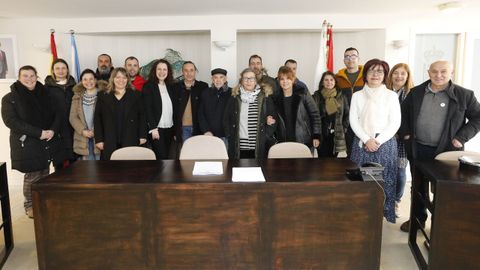 La corporación municipal de Xove y representantes de Aspanane, en la imagen tras el pleno, se mostraron muy alegres y satisfechos
